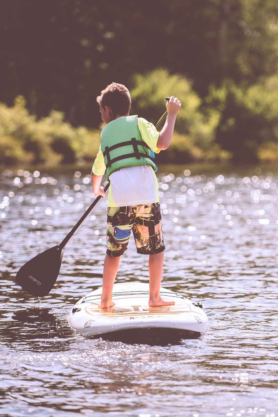 Kind auf einem Paddleboard. Ein Klick auf das Bild öffnet eine Auswahl an Veranstaltungen mit viel Bewegung.